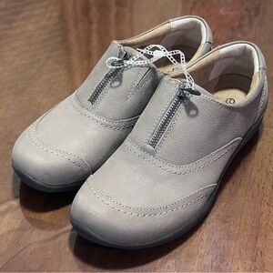 NEW Earth Women's 7.5M Fannie Round Toe Casual Leather Slip-on Zip Flats Taupe